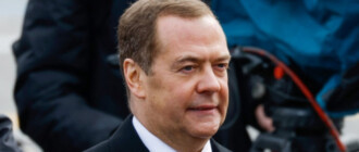 "Наши извечные враги": Медведев пригрозил Риши Сунаку кассетным обстрелом Киева