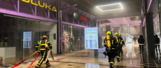 В Киеве произошел пожар в одном из ТЦ: спасатели эвакуировали около 200 человек (видео)