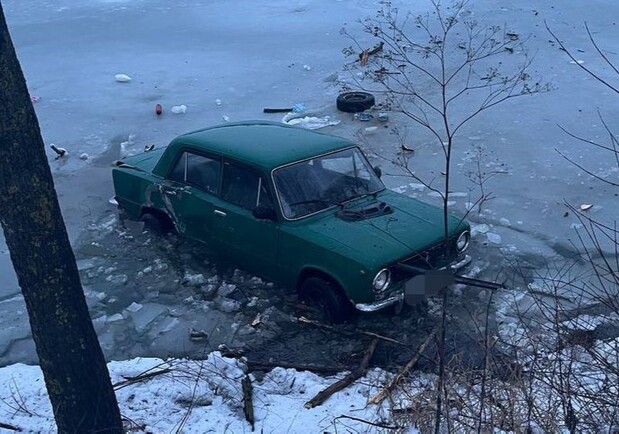 Пьяный водитель недалеко от Белой Церкви въехал прямо в озеро. 