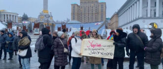 С плакатами "верните Залужного": на Майдане в Киеве собрались несколько десятков человек (видео, фото)