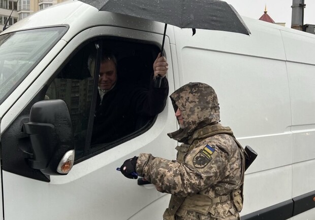 В Оболонском районе сотрудники военкомата и полиция установили блок-посты. 