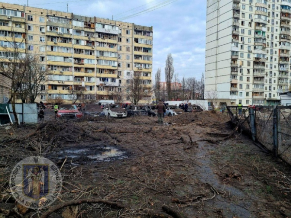 13 постраждалих, вибиті вікна і спалені авто − наслідки ранкової атаки росіян у Києві 