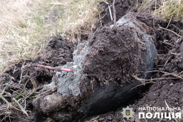 Вибухотехніки вилучили бойову частину ракети, яка впала в Києві напередодні