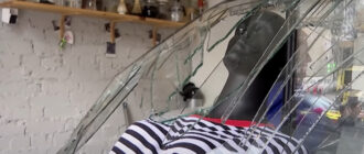 Худи порезало стеклом: в сети показали, как бариста пережила удар баллистики по Киеву (видео)