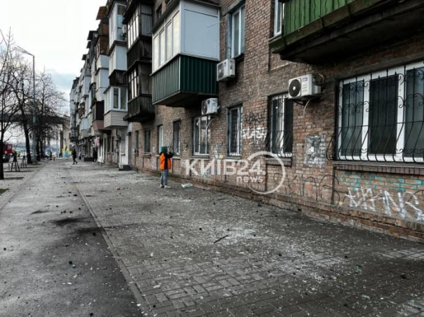 У Києві уламки ракети впали на дитсадок та житловий будинок, горять автівки. Є постраждалі