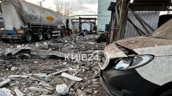 У Києві уламки ракети впали на дитсадок та житловий будинок, горять автівки. Є постраждалі