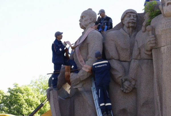 У Києві демонтують пам’ятник "Переяславська рада" під Аркою дружби народів