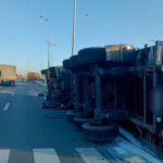 У Києві на Кільцевій дорозі перевернулась вантажівка: рух ускладнений