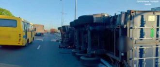 У Києві на Кільцевій дорозі перевернулась вантажівка: рух ускладнений