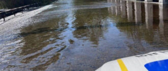 На Киевщине произошел перелив воды из Днепра через дамбу: полиция предупреждает водителей (фото, видео)