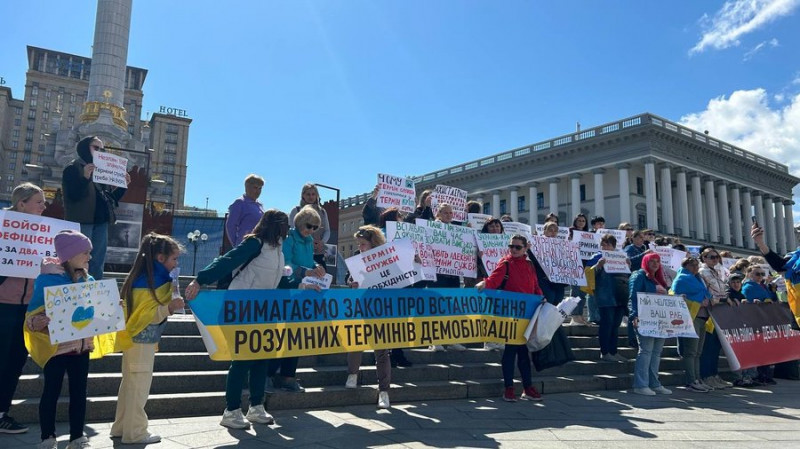 "Військові — не раби": у Києві родичі військовослужбовців вийшли на мітинг з вимогою демобілізації