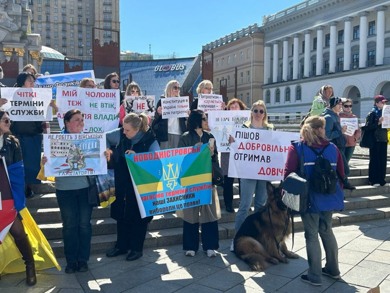 "Військові — не раби": у Києві родичі військовослужбовців вийшли на мітинг з вимогою демобілізації