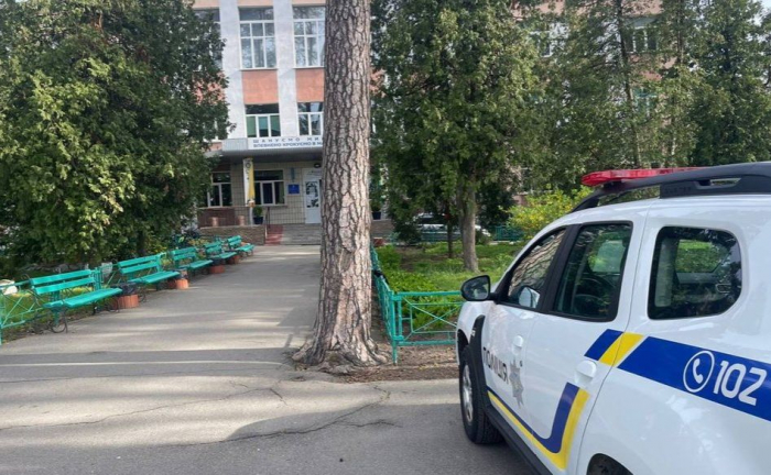 Поліцейські перевіряють повідомлення про замінування у одній зі шкіл Бучі. Фото: TГ Поліція Київщини