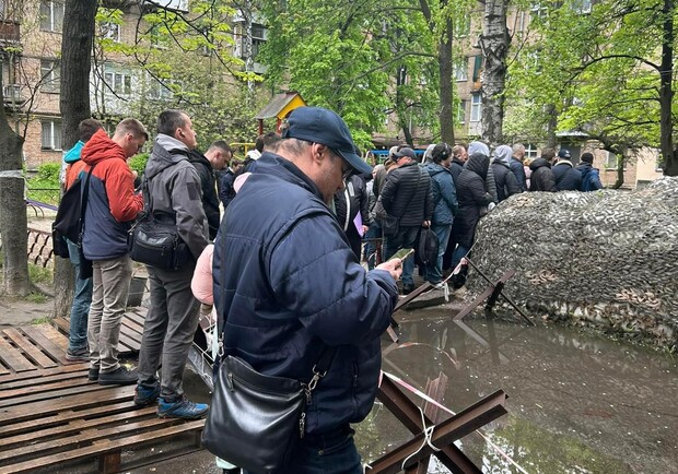 В Киеве перед военкоматами стоят толпы желающих обновить данные. 