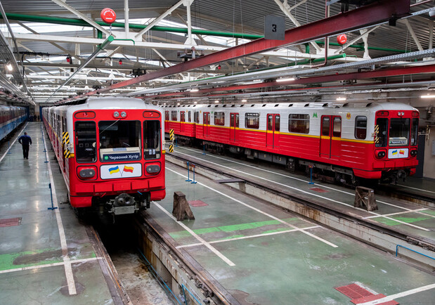 Новые полученные в Польше вагоны метро начали ездить по "зеленой" ветке. 
