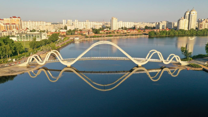 В Киеве открыли новый пешеходный мост-волну фото 2 1