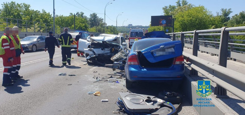 Смертельна ДТП у Києві: загинула дитина, вагітна жінка та чоловік у важкому стані у лікарні