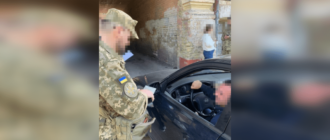 Осматривают дома и проверяют документы: в Киеве СБУ проводит рейд (фото)