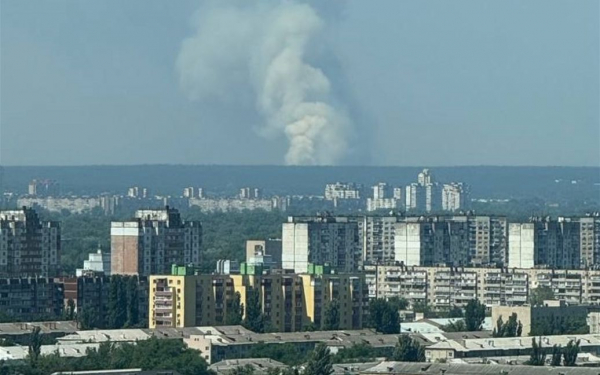 
Возле Киева появился гигантский столб дыма: что произошло (видео)
