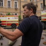 Американський актор Міша Коллінз у Києві відкрив збір UNITED24 на машину розмінування для українських рятувальників