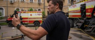 Американський актор Міша Коллінз у Києві відкрив збір UNITED24 на машину розмінування для українських рятувальників