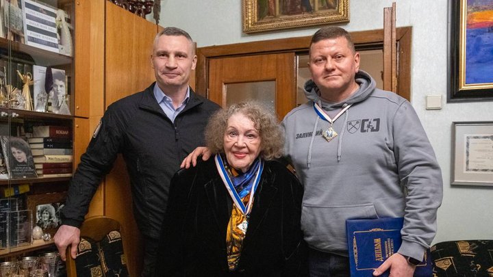 Ліна Костенко та Валерій Залужний отримали звання "Почесний громадянин Києва"