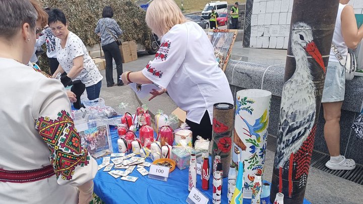 "Щоб ніяка нечисть не побачила наших хлопців": у Києві влаштували ярмарок для збору донатів на маскування для ЗСУ
