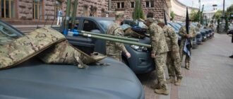 Закупили за бюджетні кошти: Київ передав для українських військових автомобілі, системи РЕБ та антени