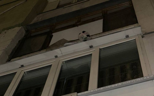 
В Киеве 2-летняя девочка выпала из окна, пока родители спали пьяные
