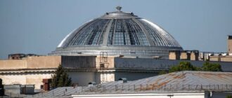У Києві за підтримки США відновили скляний купол Будинку вчителя, пошкоджений через атаку РФ у жовтні 2022 року