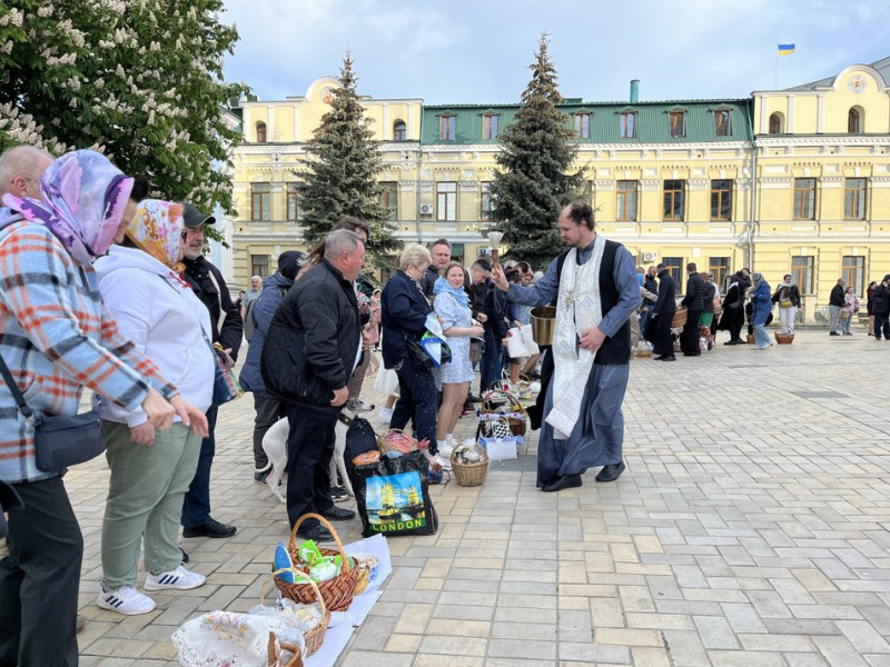 Великдень: кияни освячують паски Михайлівському соборі