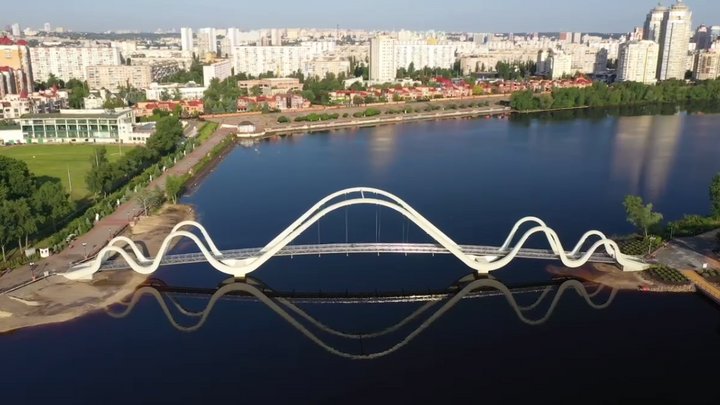 У Києві відкрили новий пішохідний міст-хвилю