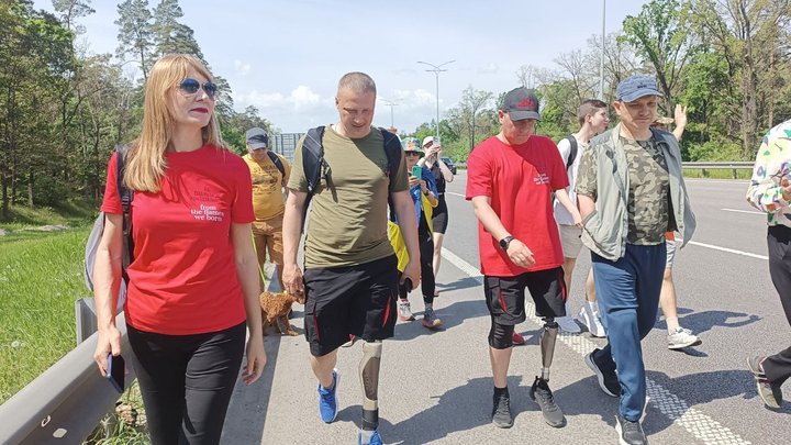 Зібрали понад пів мільйона гривень для ветерана ЗСУ: на Київщині відбувся благодійний піший марафон