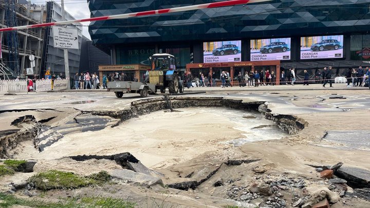 Прорив водогону біля метро "Либідська": ремонт пошкодженої ділянки завершать 17 травня — "Київтеплоенерго"