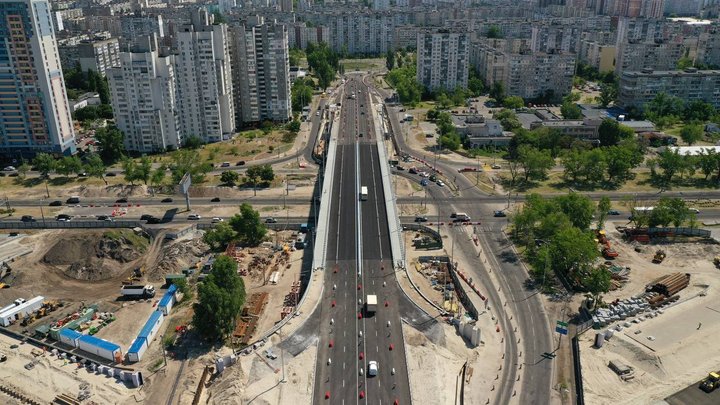 У Києві відкрили новий пішохідний міст-хвилю