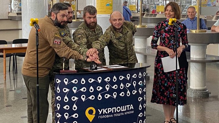"Укрпошта" презентувала лімітовані марки на честь 10-річчя бригади "Азов"
