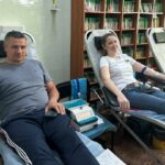 Сплели маскувальні сітки і здали кров: жителі Київщини допомагають українським військовим