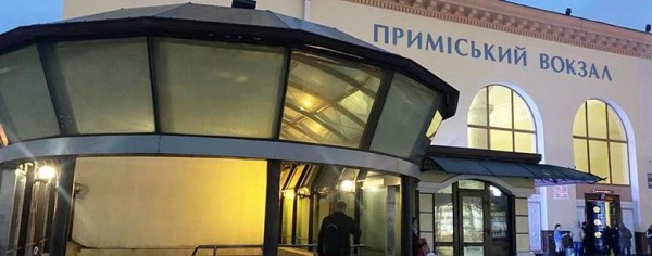 
В Киеве возле вокзала мужчина достал нож и начал резать себя на глазах у прохожих: детали ЧП
