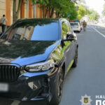 В Киеве 19-летний парень на BMW сбил женщину на переходе: что известно (фото)