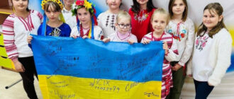 Школярі Київської області отримали прапор із автографами українських військових