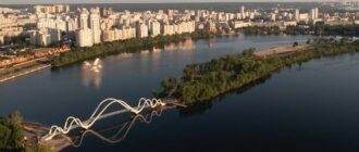 В Киеве открыли новый пешеходный мост-волну