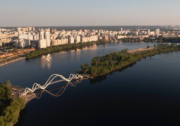 Кличко сообщил, что в Киеве открыт новый пешеходный мост-волну. 