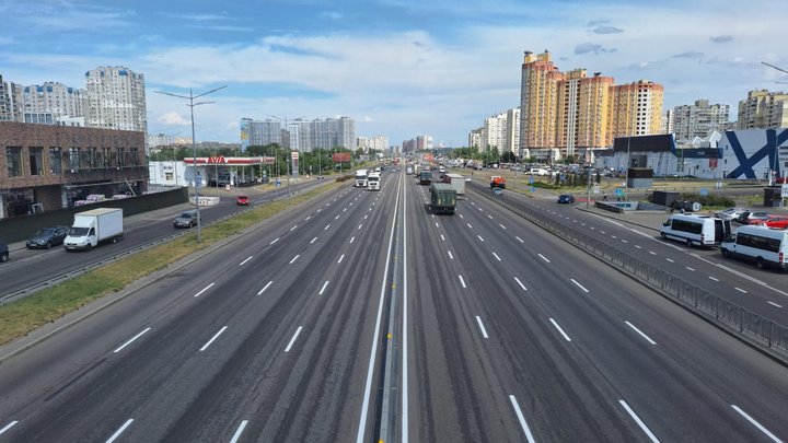 Готові понад 100 вулиць: на автошляхах Києва оновлюють дорожню розмітку