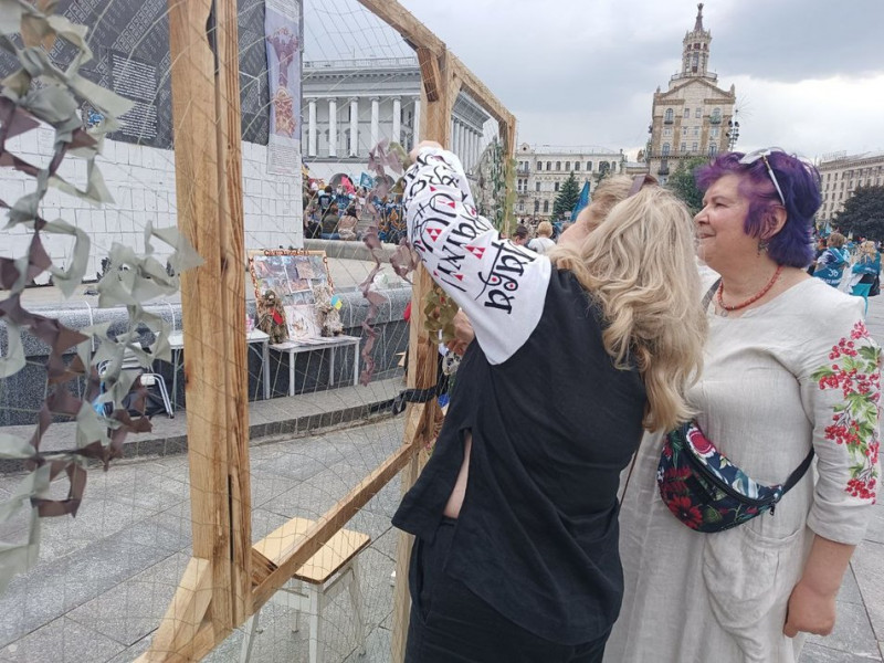 "Щоб ніяка нечисть не побачила наших хлопців": у Києві влаштували ярмарок для збору донатів на маскування для ЗСУ