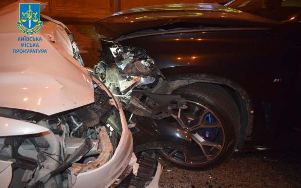 
В Киеве пьяный водитель BMW мчался по встречной полосе и покалечил трех человек: фото, видео
