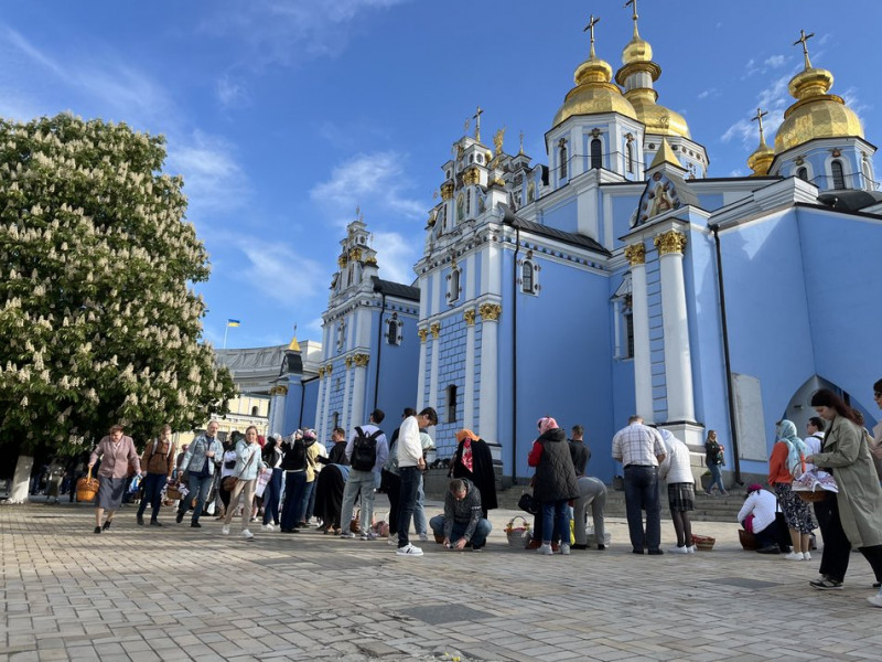 Великдень: кияни освячують паски Михайлівському соборі