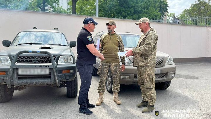 Київські поліцейські передали два позашляховики військовим ЗСУ