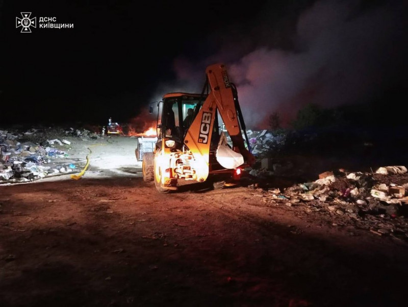 Поблизу Таращі на Київщині з ночі гасили пожежу на сміттєзвалищі