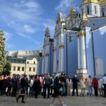 Великдень: кияни освячують паски Михайлівському соборі