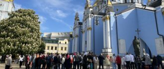 Великдень: кияни освячують паски Михайлівському соборі